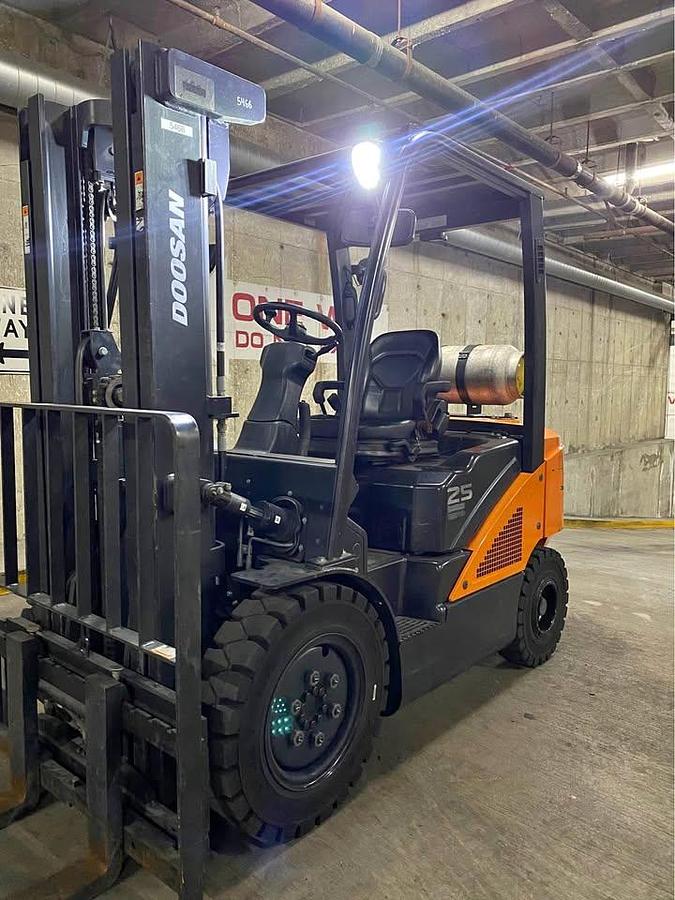 Doosan 5,500lbs capacity forklift