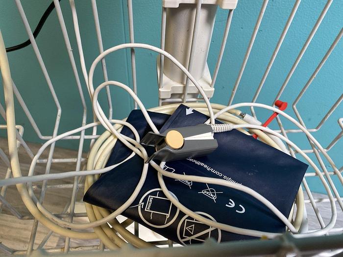 Used Philips SureSigns VS2+ Monitor auf Trolley mit Blutdruckmanschette und Fingersensor