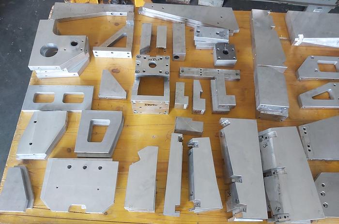 Gebraucht Aluminium Konstruktionsteile, Bleche, Winkel, usw., gemäß Foto, gebraucht