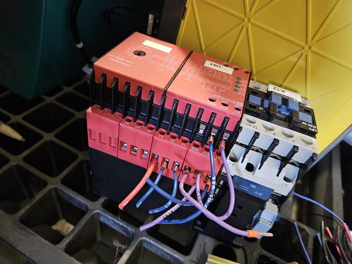 Used SCHNEIDER Preventa XPSAT5110 Safety Relay TESTED!!