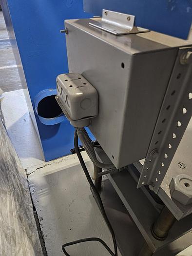 Used 12 inch Hydraulic Vulcanizer with Gauge Makes Spin Cast Rubber Molds Romanoff Brand 220V 1Phase