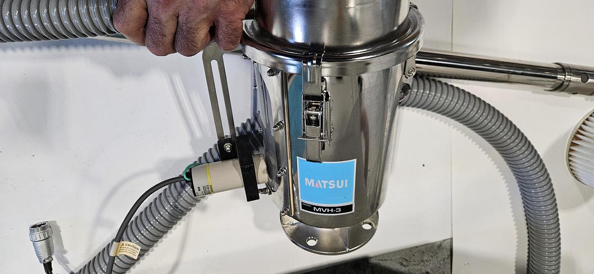 Used MATSUI MJ3-15-U HIGH TEMPERATURE DESICCANT RESIN DRYER – STAINLESS STEEL DRYING HOPPER – HOPPER LOADER – 230V / 3 PHASE – EXCELLENT CONDITION
