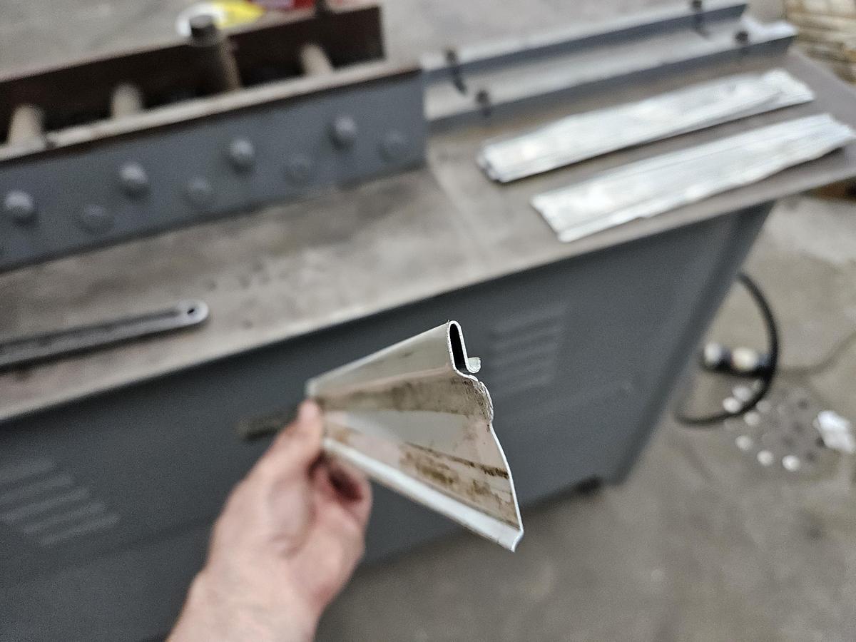 Used Lock Former 18 Gauge Sheet Metal Power Lock Former Double Sided 110V