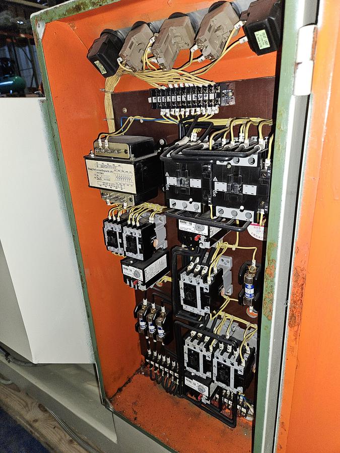 Used VICTOR 1640B ENGINE LATHE – 16" x 40" – 7.5 HP – TOOLING PACKAGE – EXCELLENT CONDITION