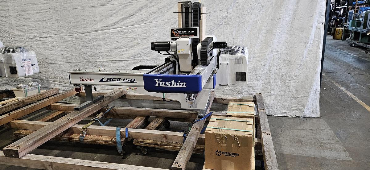 Used YUSHIN RCII-150D-15-95 INJECTION MOLDING ROBOT Factory Refurbished