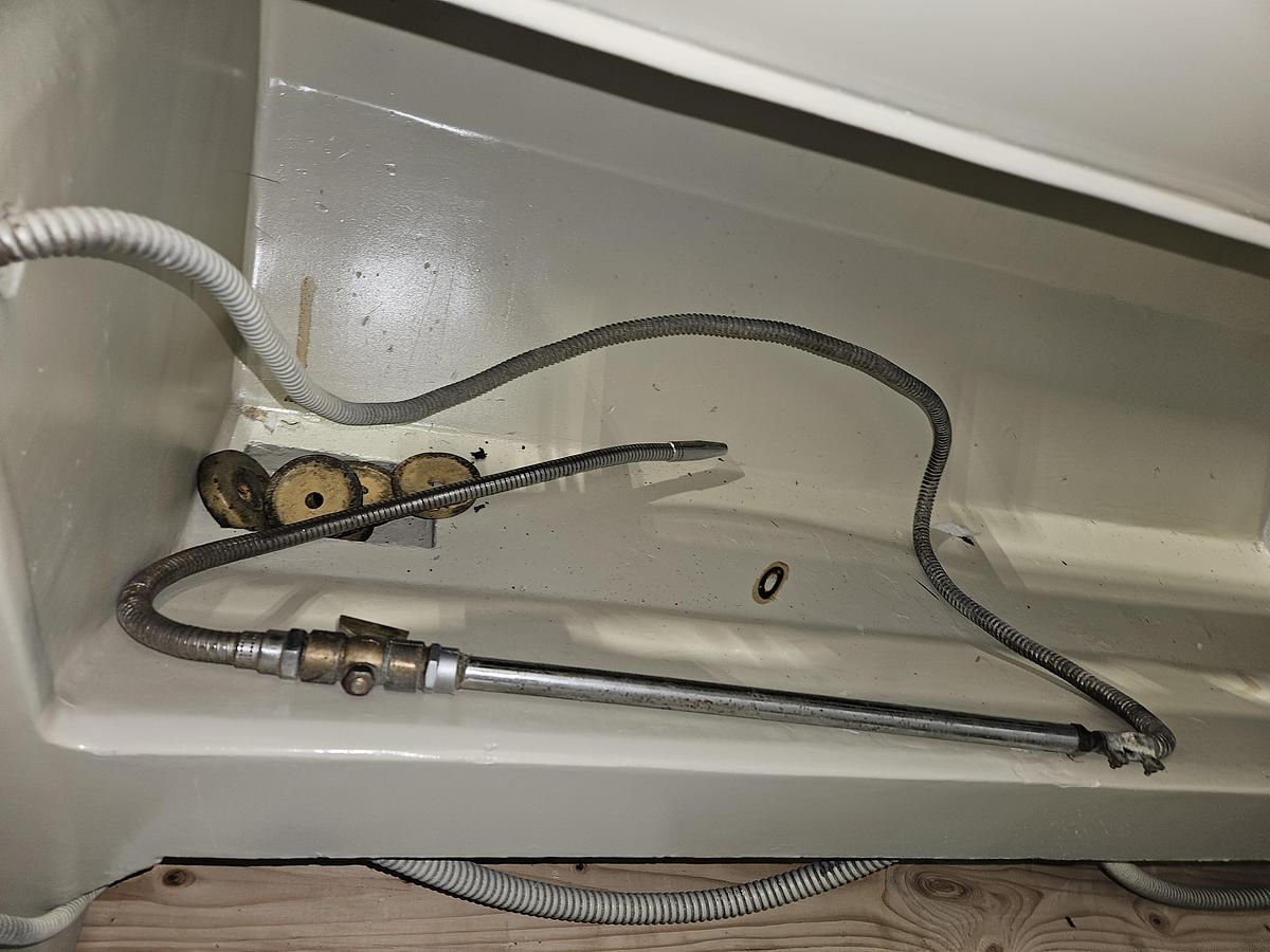 Used VICTOR 1640B ENGINE LATHE – 16" x 40" – 7.5 HP – TOOLING PACKAGE – EXCELLENT CONDITION