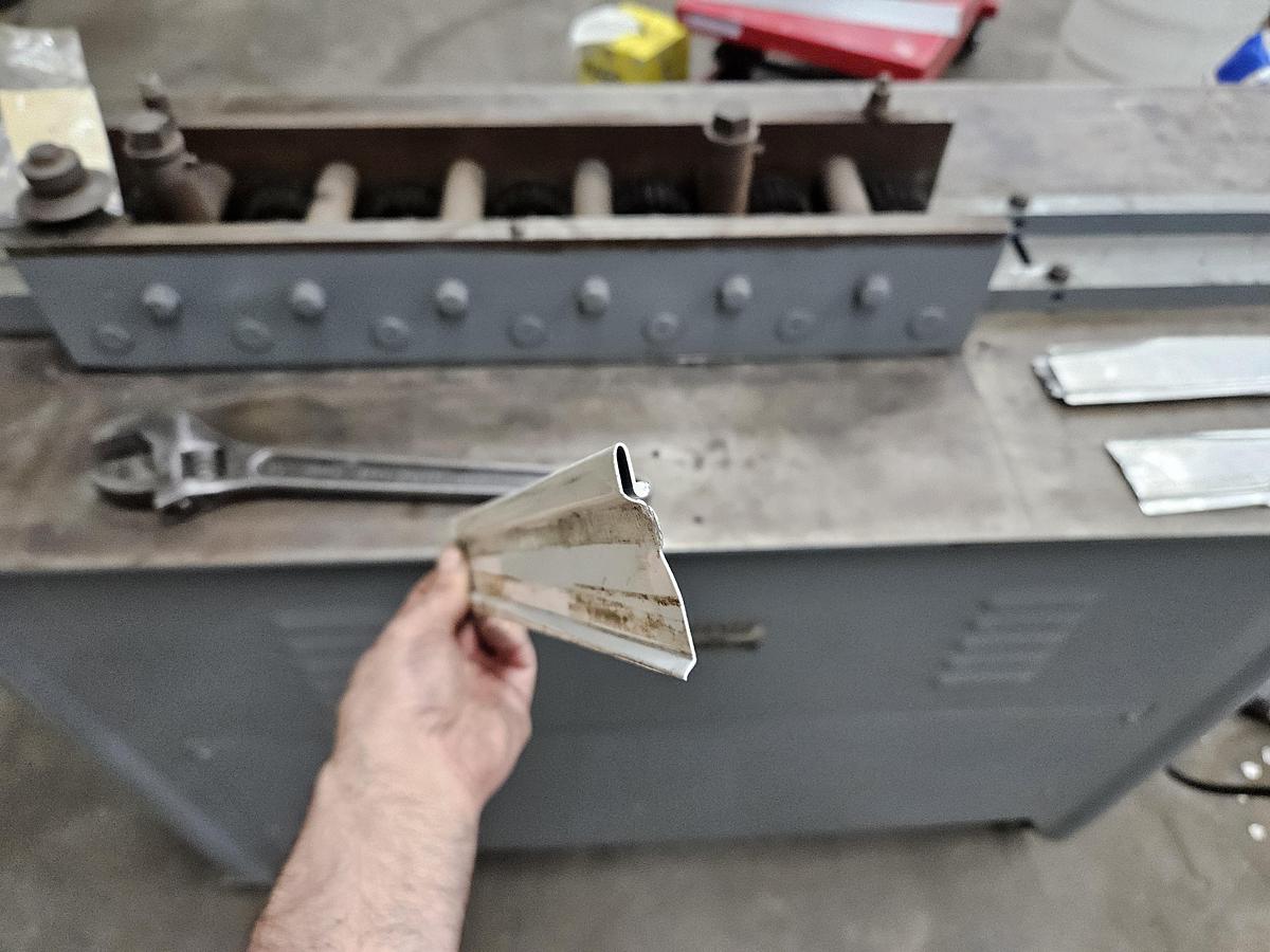 Used Lock Former 18 Gauge Sheet Metal Power Lock Former Double Sided 110V