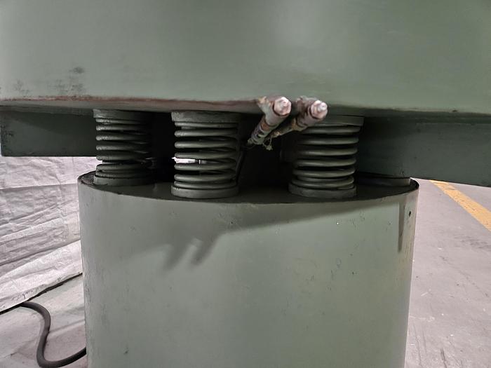 Used Ultramatic SVB 3.5 Cubic Ft Vibratory Tumbler Finishing Machine with Automatic Separation (wired 115V) Pristine Condition!