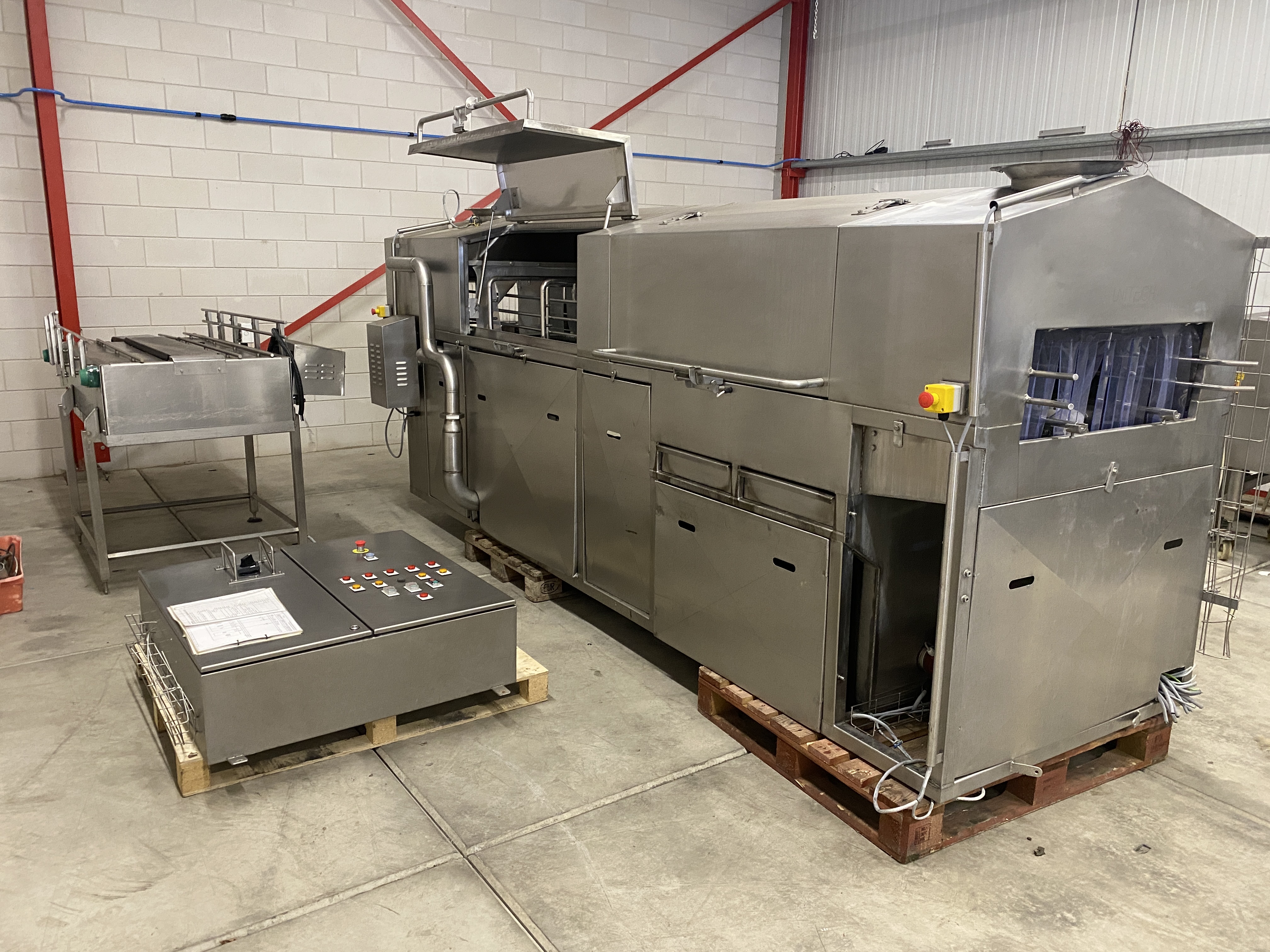 Used Unitech crate washer Single track washer with exit conveyor