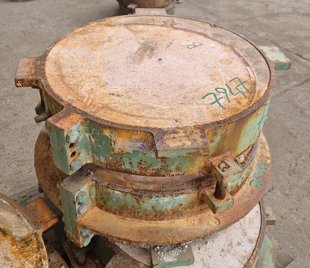 Usato Round metal frame plaster mould holder