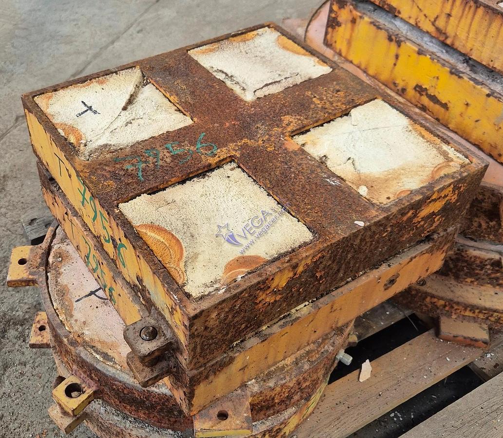 Usato Square metal frame plaster mould holder