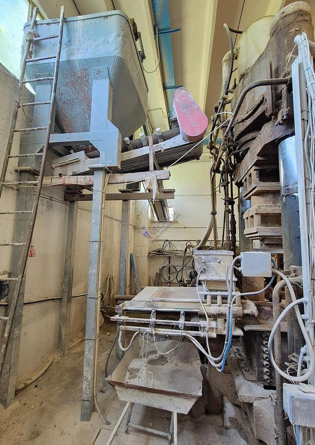 Usato Dry Press MATRIX mod HS 550 with double piston ( pressing from top and bottom ) for refactory pressing - pressing strength 550 Ton 