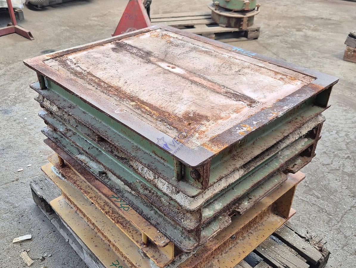 Usato Metal frame plaster mould holder