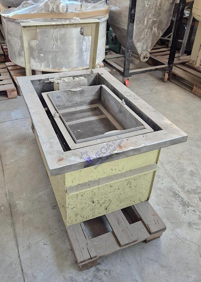 Usato Vibrating sieve with stainless steel tank on wheels