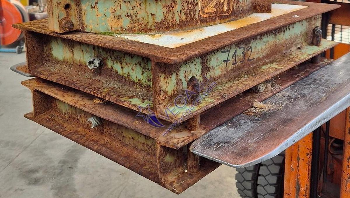 Usato Round metal frame plaster mould holder