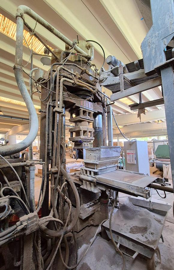 Usato Dry Press MATRIX mod HS 550 with double piston ( pressing from top and bottom ) for refactory pressing - pressing strength 550 Ton 