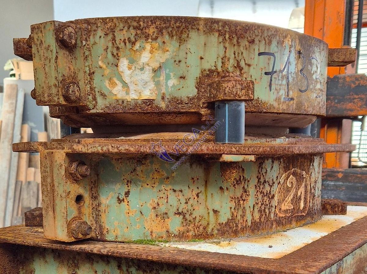 Usato Oval metal frame plaster mould holder