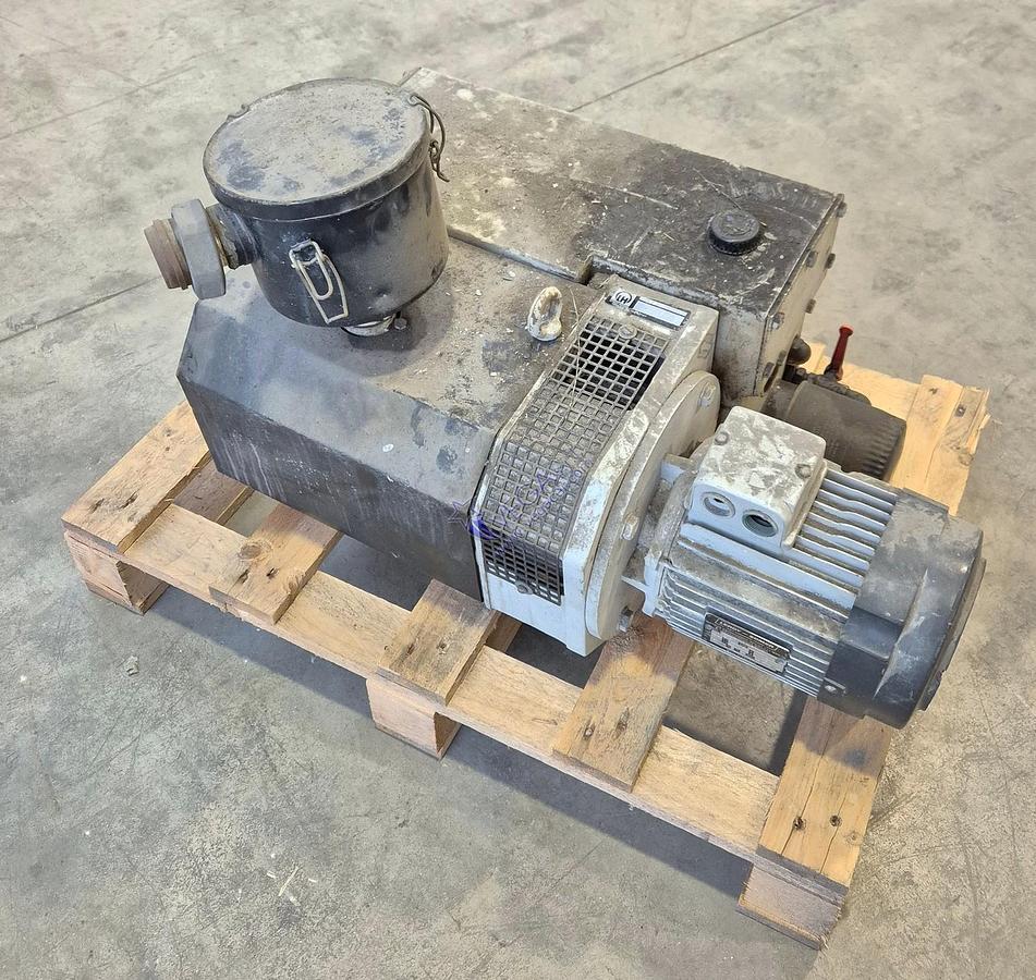 Usato Oil vacuum pump LEYBOLD