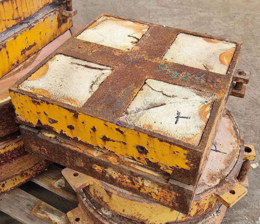 Usato Square metal frame plaster mould holder