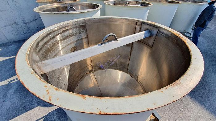 Usato Stainless steel hopper with lever shutter on the bottom for unloading the material