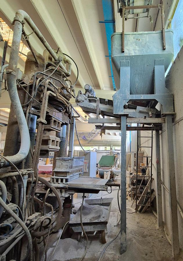 Usato Dry Press MATRIX mod HS 550 with double piston ( pressing from top and bottom ) for refactory pressing - pressing strength 550 Ton 