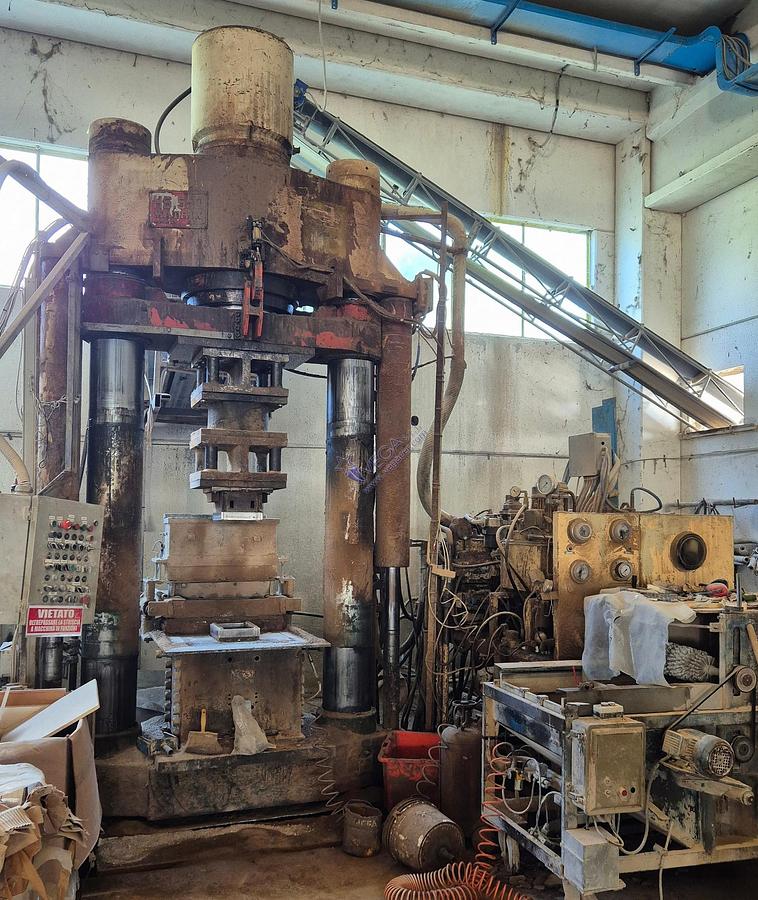 Usato Dry Press MATRIX mod HS 550 with double piston ( pressing from top and bottom ) for refactory pressing - pressing strength 550 Ton