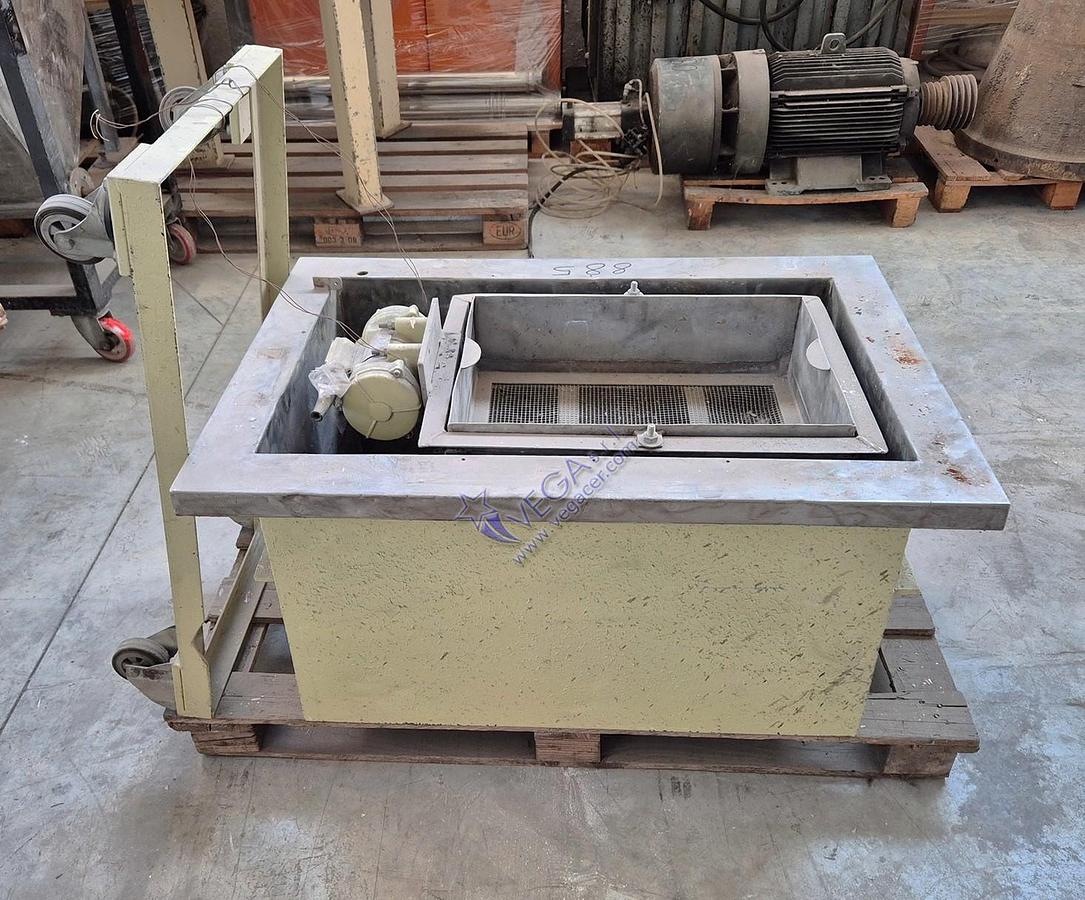 Usato Vibrating sieve with stainless steel tank on wheels