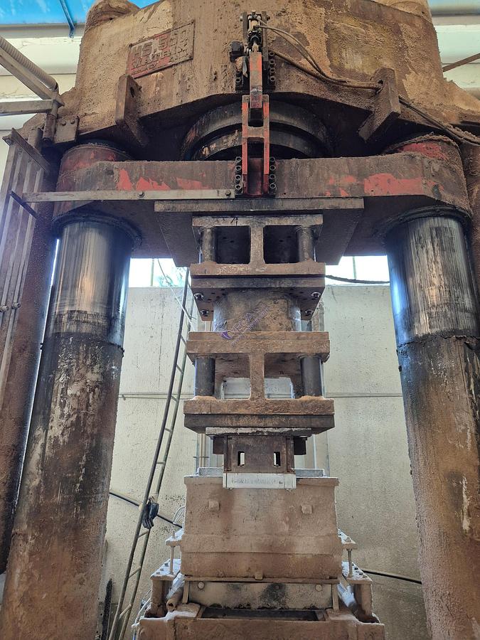 Usato Dry Press MATRIX mod HS 550 with double piston ( pressing from top and bottom ) for refactory pressing - pressing strength 550 Ton 