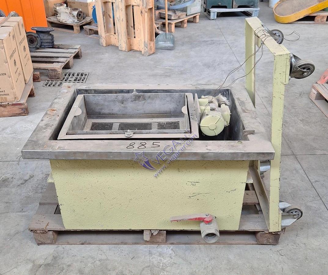 Usato Vibrating sieve with stainless steel tank on wheels