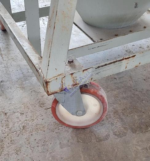 Usato Stainless steel hopper with lever shutter on the bottom for unloading the material