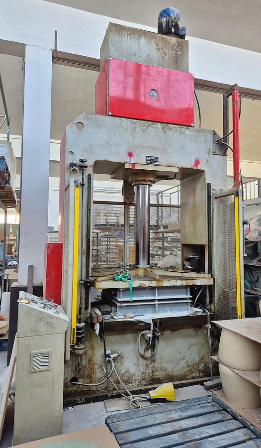 Usato Hydraulic RAM press C.M.R.M mod. PSA T75