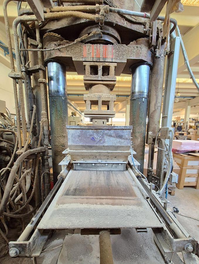Usato Dry Press MATRIX mod HS 550 with double piston ( pressing from top and bottom ) for refactory pressing - pressing strength 550 Ton 