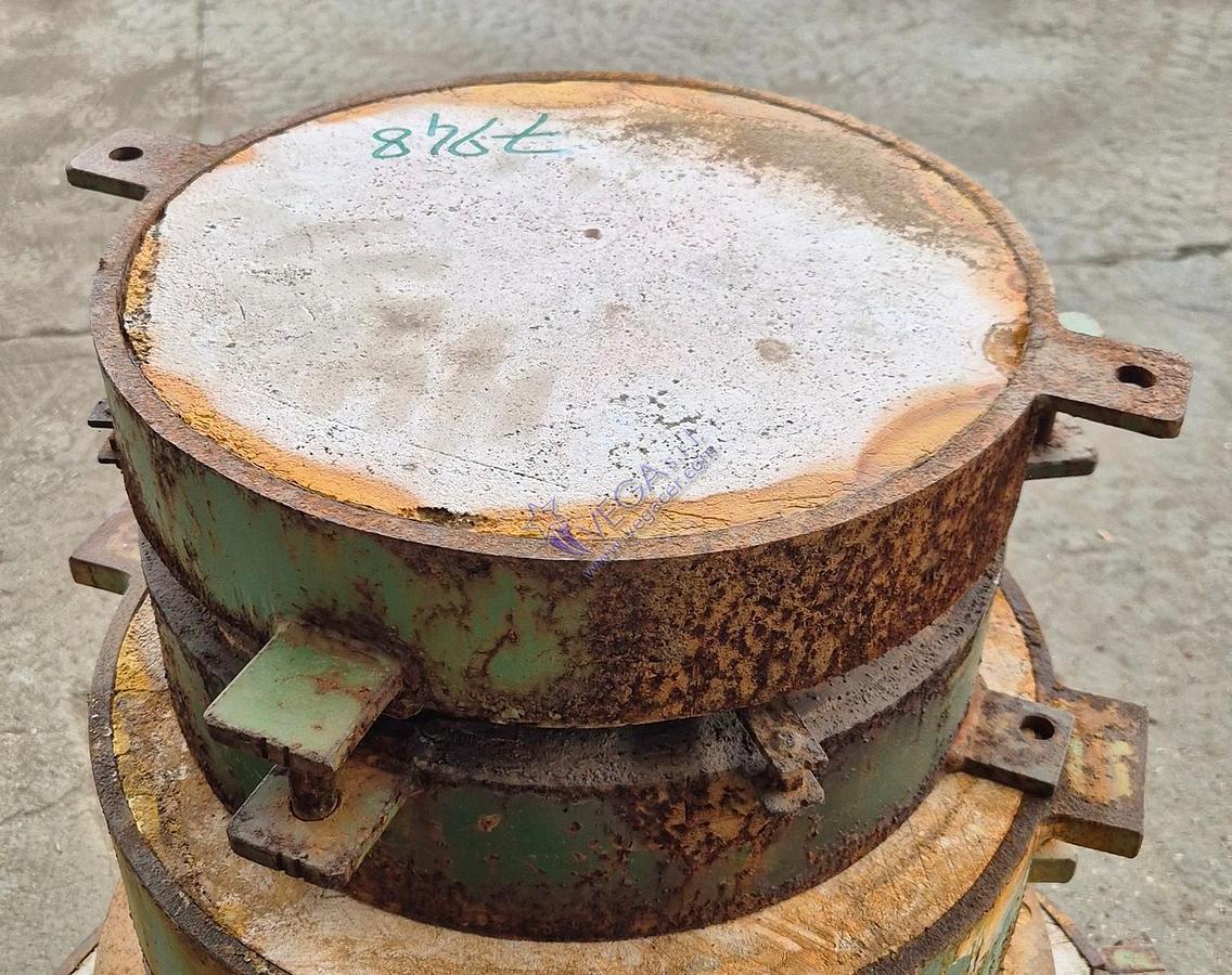 Usato Round metal frame plaster mould holder