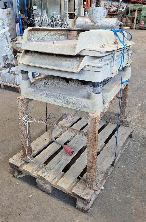 Usato Vibrating sieve VICENTINI mod. SV 600 x 900 DR with double net