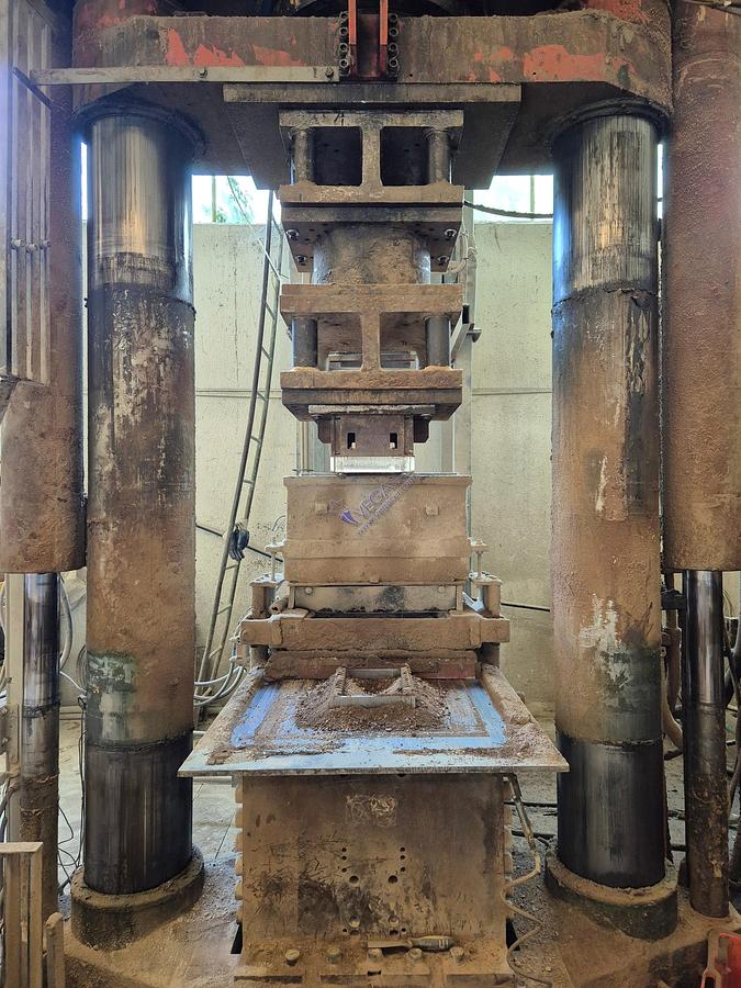 Usato Dry Press MATRIX mod HS 550 with double piston ( pressing from top and bottom ) for refactory pressing - pressing strength 550 Ton 