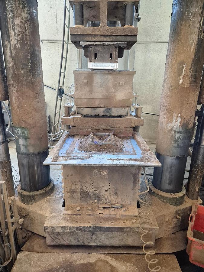Usato Dry Press MATRIX mod HS 550 with double piston ( pressing from top and bottom ) for refactory pressing - pressing strength 550 Ton 