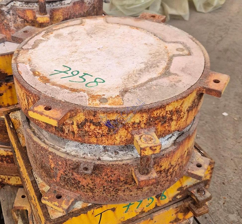 Usato Round metal frame plaster mould holder