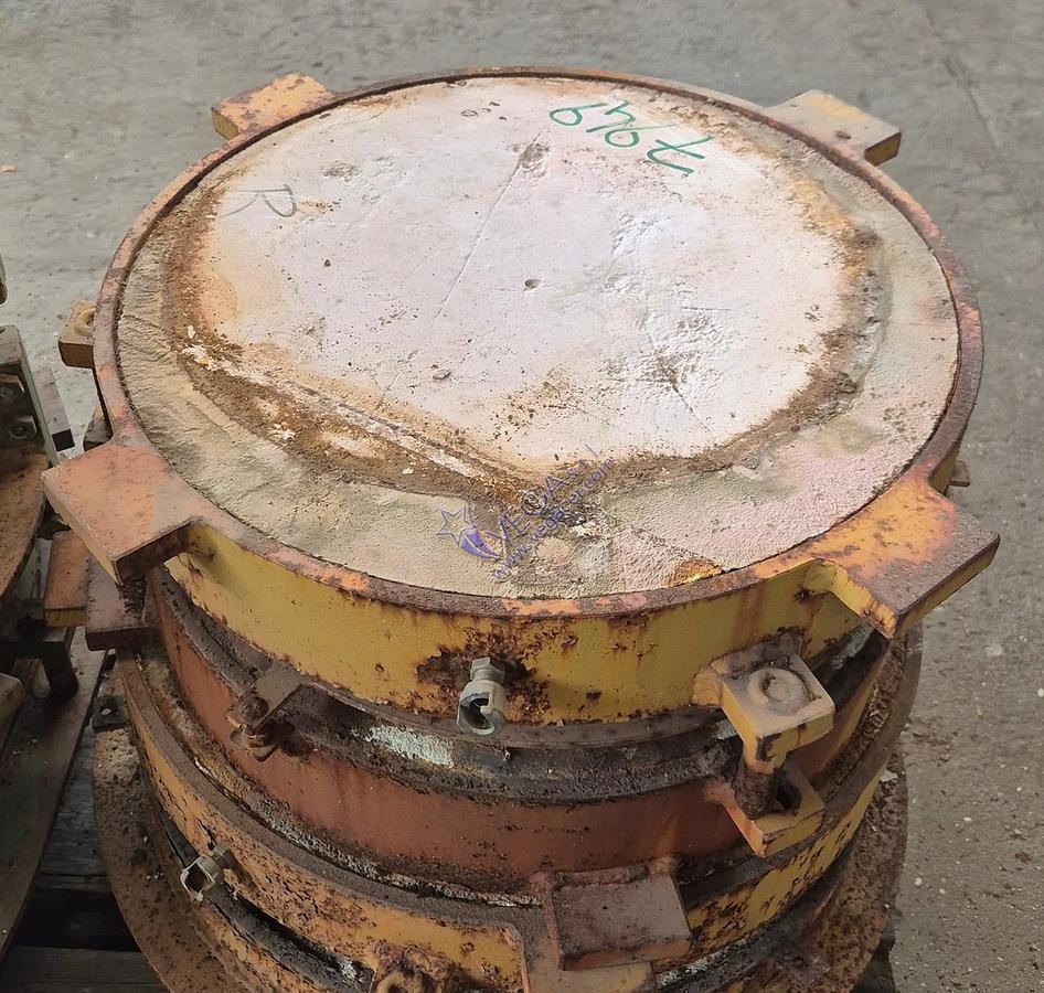 Usato Round metal frame plaster mould holder