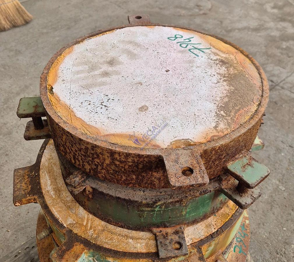 Usato Round metal frame plaster mould holder