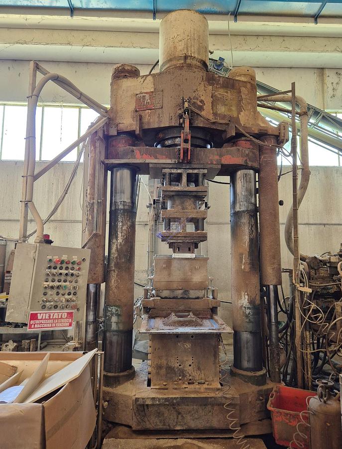 Usato Dry Press MATRIX mod HS 550 with double piston ( pressing from top and bottom ) for refactory pressing - pressing strength 550 Ton 