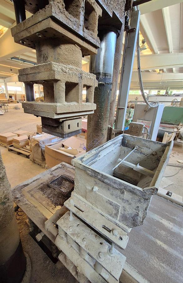 Usato Dry Press MATRIX mod HS 550 with double piston ( pressing from top and bottom ) for refactory pressing - pressing strength 550 Ton 