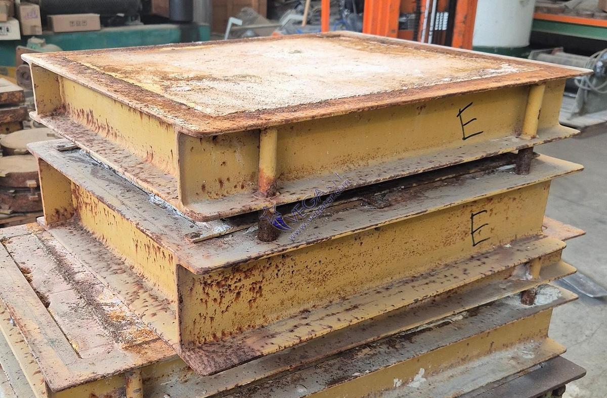 Usato Square metal frame plaster mould holder