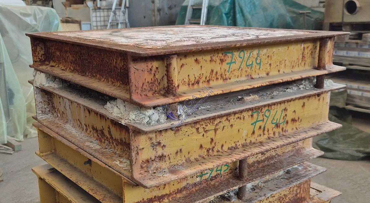 Usato Square metal frame plaster mould holder