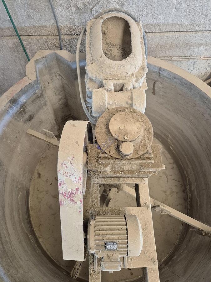 Usato Slow agitator VICENTINI mod. LABOR 50 with tank and vibrating sieve VICENTINI mod. 300 x 500