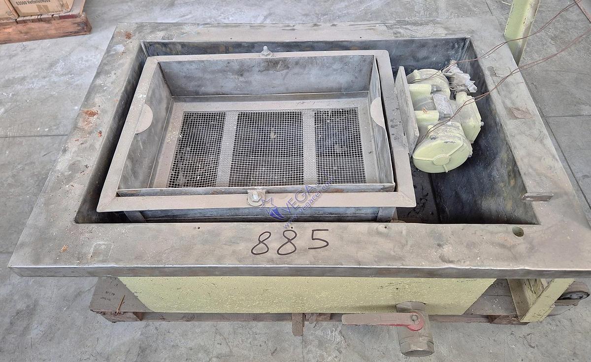 Usato Vibrating sieve with stainless steel tank on wheels