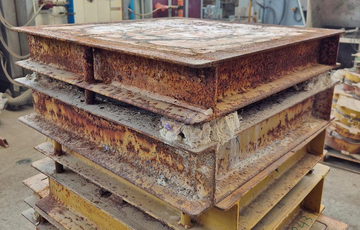 Usato Square metal frame plaster mould holder