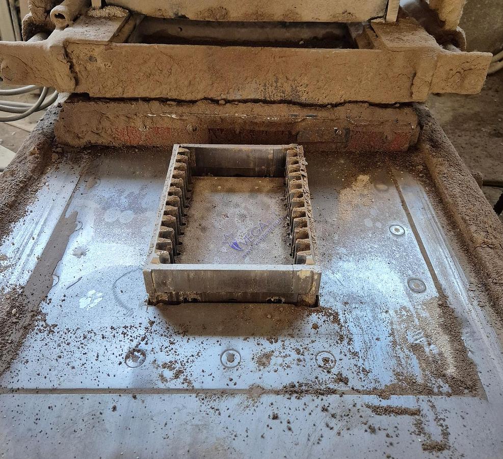 Usato Dry Press MATRIX mod HS 550 with double piston ( pressing from top and bottom ) for refactory pressing - pressing strength 550 Ton 