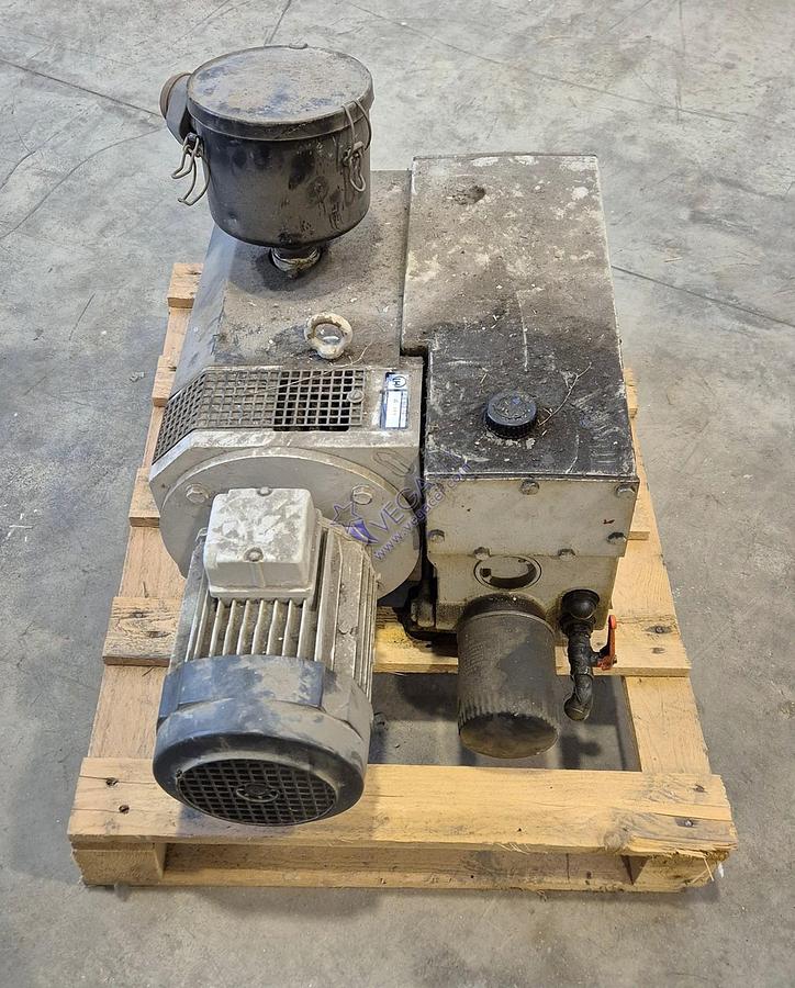 Usato Oil vacuum pump LEYBOLD