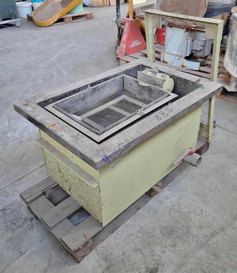 Usato Vibrating sieve with stainless steel tank on wheels