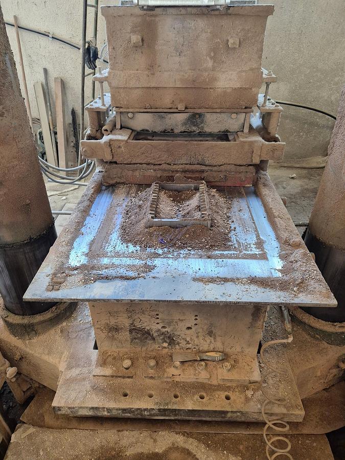 Usato Dry Press MATRIX mod HS 550 with double piston ( pressing from top and bottom ) for refactory pressing - pressing strength 550 Ton 
